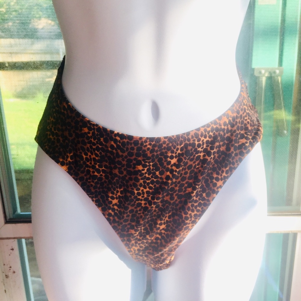 CHEETA BIKINI IN 2007 BARCELONA, SPAIN 2007 - Picture 3 of 9